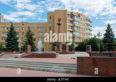 Stele zu Ehren der Zuordnung von Twer zählt die Stadt der militärischen Ruhm auf der Sowjetskaja-Straße in der Mitte von Tver Stockfoto