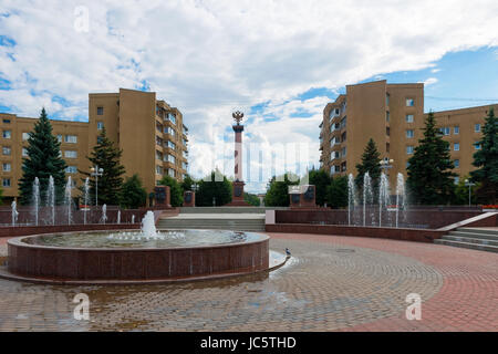 Stele zu Ehren der Zuordnung von Twer zählt die Stadt der militärischen Ruhm auf der Sowjetskaja-Straße in der Mitte von Twer Stadt Stockfoto