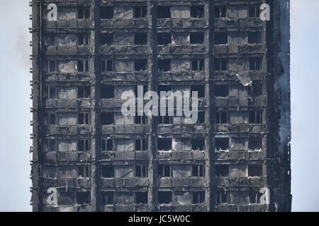 Die Szene nach einem Feuer verschlungen der 24-geschossige Grenfell Turm im Westen von London. Stockfoto