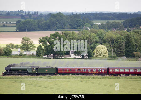 Die legendäre restauriert Flying Scotsman Zug durch die Landschaft von North Warwickshire Stockfoto