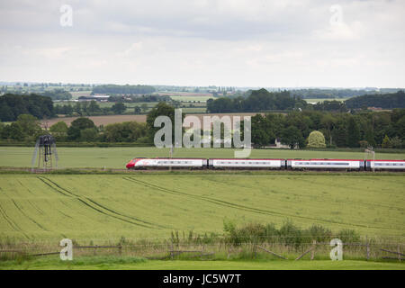 Eine Jungfrau High Speed Train vorbei durch die Landschaft in der Nähe von North Warwickshire Grendon Stockfoto