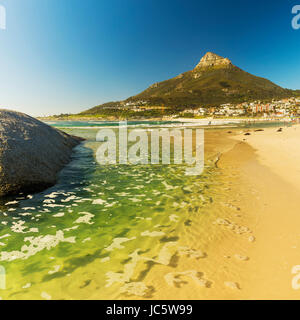 CAMPS BAY, Südafrika - 5. Oktober 2015: nicht identifizierte Personen auf Camps Bay beach in Kapstadt, Südafrika, mit Lion es Head Peak hinter. Stockfoto