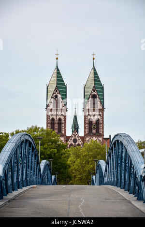 Die "Herz-Jesu-Kirche" in Freiburg im Breisgau und eine Brücke zu ihm Stockfoto