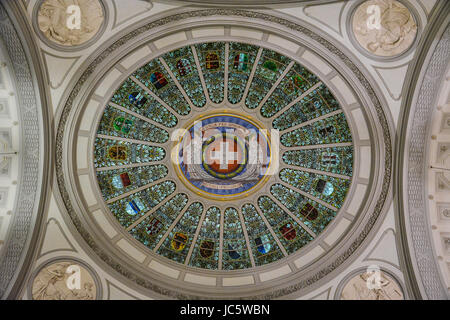 Die Schweizer Flagge und Wappen aller Kantone der Schweiz an der Decke im "Bundeshaus" in Bern Stockfoto