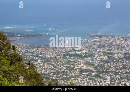 Blick auf Puerto Plata von oben von Isabella Da Torres Nationalpark Gondelbahn Pendelbahn, Dominikanische Republik Stockfoto