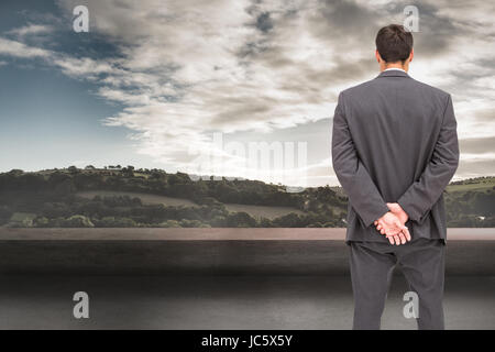 Zusammengesetztes Bild der Heckansicht des stilvollen Geschäftsmann posiert Stockfoto