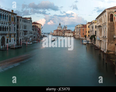 Blick auf den Canal Grande bei Sonnenuntergang. Stockfoto