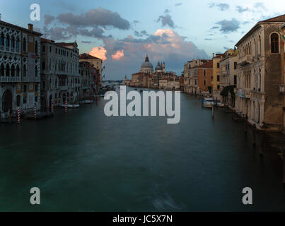 Blick auf den Canal Grande bei Sonnenuntergang. Stockfoto