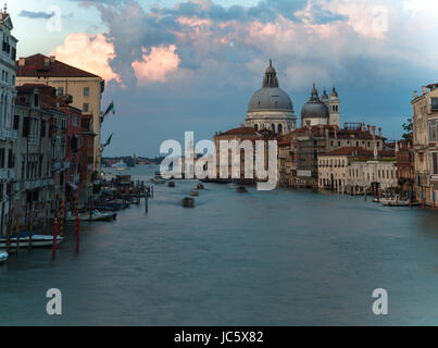 Blick auf den Canal Grande bei Sonnenuntergang. Stockfoto