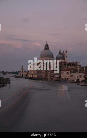 Blick auf den Canal Grande bei Sonnenuntergang. Stockfoto