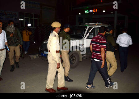 Anantnag, Indien. 13. Juni 2017. Militante am Dienstagabend griffen die Polizisten bewachen die Residenz der Gerechtigkeit (Retd). Muzaffar Attar in Anantnag Stadt Süd Kaschmir und mit vier Gewehre aufbrachen. Zwei Polizisten wurden bei dem Anschlag in Anchidora Anantnag verletzt. Bildnachweis: Muneeb Ul Islam/Pacific Press/Alamy Live-Nachrichten Stockfoto