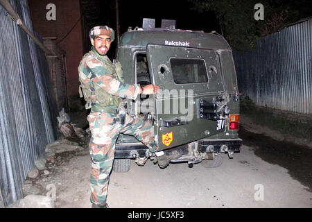 Anantnag, Indien. 13. Juni 2017. Militante am Dienstagabend griffen die Polizisten bewachen die Residenz der Gerechtigkeit (Retd). Muzaffar Attar in Anantnag Stadt Süd Kaschmir und mit vier Gewehre aufbrachen. Zwei Polizisten wurden bei dem Anschlag in Anchidora Anantnag verletzt. Bildnachweis: Muneeb Ul Islam/Pacific Press/Alamy Live-Nachrichten Stockfoto