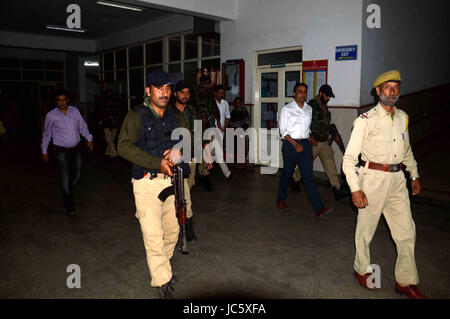 Anantnag, Indien. 13. Juni 2017. Militante am Dienstagabend griffen die Polizisten bewachen die Residenz der Gerechtigkeit (Retd). Muzaffar Attar in Anantnag Stadt Süd Kaschmir und mit vier Gewehre aufbrachen. Zwei Polizisten wurden bei dem Anschlag in Anchidora Anantnag verletzt. Bildnachweis: Muneeb Ul Islam/Pacific Press/Alamy Live-Nachrichten Stockfoto