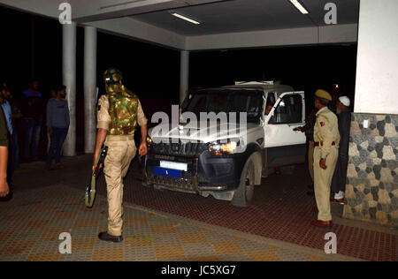 Anantnag, Indien. 13. Juni 2017. Militante am Dienstagabend griffen die Polizisten bewachen die Residenz der Gerechtigkeit (Retd). Muzaffar Attar in Anantnag Stadt Süd Kaschmir und mit vier Gewehre aufbrachen. Zwei Polizisten wurden bei dem Anschlag in Anchidora Anantnag verletzt. Bildnachweis: Muneeb Ul Islam/Pacific Press/Alamy Live-Nachrichten Stockfoto