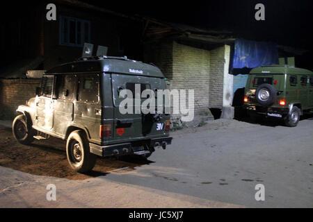 Anantnag, Indien. 13. Juni 2017. Militante am Dienstagabend griffen die Polizisten bewachen die Residenz der Gerechtigkeit (Retd). Muzaffar Attar in Anantnag Stadt Süd Kaschmir und mit vier Gewehre aufbrachen. Zwei Polizisten wurden bei dem Anschlag in Anchidora Anantnag verletzt. Bildnachweis: Muneeb Ul Islam/Pacific Press/Alamy Live-Nachrichten Stockfoto