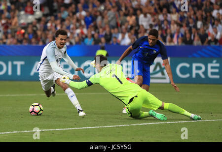 Englands Dele Alli untergeht, bevor England sind ein Elfmeter während internationale Freundschaftsspiele im Stade de France, Paris. Stockfoto