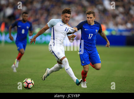 Englands Alex Oxlade-Chamberlain (links) und Frankreichs Lucas Digne Kampf um den Ball während der internationale Freundschaftsspiele im Stade de France, Paris. Stockfoto