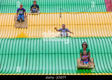 DES MOINES, IA, USA - AUGUST 10: Nicht identifizierte Personen auf Jumbo schieben an der Iowa State Fair am 10. August 2014 in Des Moines, Iowa, USA. Stockfoto