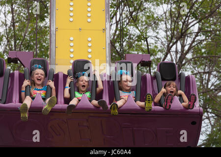 DES MOINES, IA, USA - AUGUST 10: Unbekannte Mädchen genießen ein Karneval Achterbahnfahrt an der Iowa State Fair am 10. August 2014 in Des Moines, Iowa, USA. Stockfoto