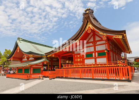 Haupthalle (Honden, ca. 15. Jh.) der Fushimi Inari-Taisha Shinto-Schrein in Kyoto. Schrein wurde gegründet im Jahre 711 und ist berühmt für roten Torii Tor Korridore Stockfoto