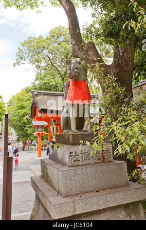 Statue von Kitsune im Fushimi Inari-Taisha Shinto-Schrein in Kyōto, Japan. Kitsune ist ein Fuchs Shapeshifter und ein Diener der Göttin Inari Stockfoto