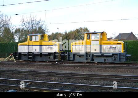 Diesel-Rangierlokomotiven Tractie 502 und 503 in Abstellgleis, Blerick, Venlo, Niederlande Stockfoto