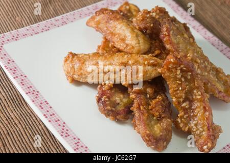 Thai Snack und Dessert, zur Veranschaulichung der versüßte gebratene Bananen oder Bananen Krapfen auf einem weißen Teller. Stockfoto