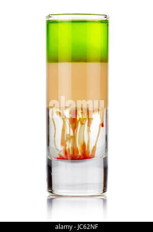 Schuss in Scheiben geschnitten Alkohol cocktail mit Tropfen isoliert auf weißem Hintergrund Stockfoto