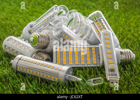ökologische und ökonomische LED-Lampen verschiedener Typen auf dem grünen Rasen Stockfoto