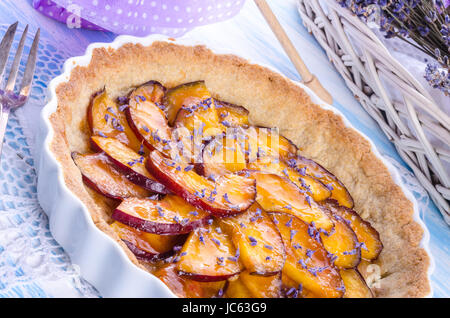 Nektarinen-Tarte mit Lavendel und Honig Stockfoto