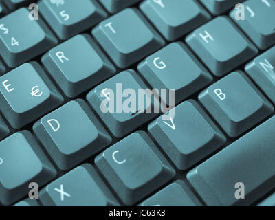 Detail der Tasten auf einer Computertastatur - cool Cyanotypie Stockfoto
