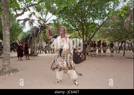 Traditioneller Tanz, Duma Zulu, Duma Zulu, traditionelles Dorf, Museumsdorf, Kwa Zulu Natal, South Africa, KwaZulu-Natal, DumaZu, Traditioneller Tanz Stockfoto