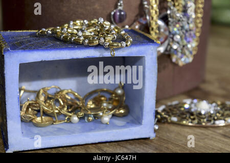 farbige Koffer mit edlen Familie Schmuck Stockfoto