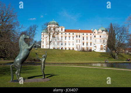 Herzogss Schloss | Herzogschloss, baut Hengst in 1292, Bronze Figur Wohlklang in die Freiheit-Ausbildung, Ulrich Conrad, Celle, Niedersachsen, Keim Stockfoto