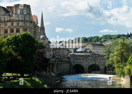 Empire Hotel, Bad, The Victoria-Kunst-Galerie, Bad und Pulteney Bridge über Pulteney Wehr am Fluss Avon Stockfoto