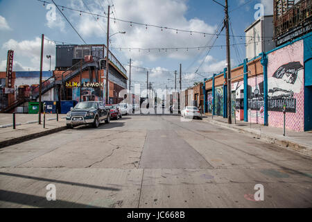 Gemälde an der Wand auf einem Bürgersteig in Dallas Deep Ellum. Stockfoto