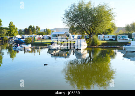 Campingplatz am See mit Wohnwagen und Boote Stockfoto