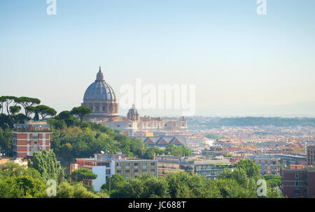 Skyline von Rom mit berühmten St. Peter Cathedral (Vatikan). Stockfoto