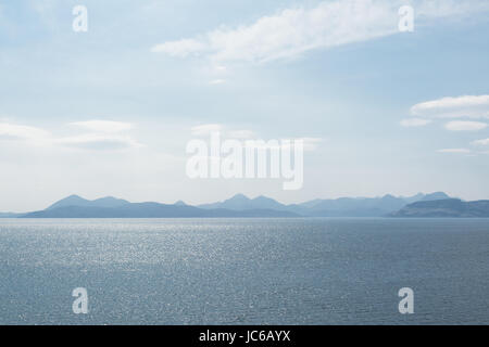 Blick von der Wester Ross Coastal Trail und Nordküste 500 auf den Applecross Halbinsel im westlichen Hochland von Isle of Raasay und Isle of Skye Stockfoto