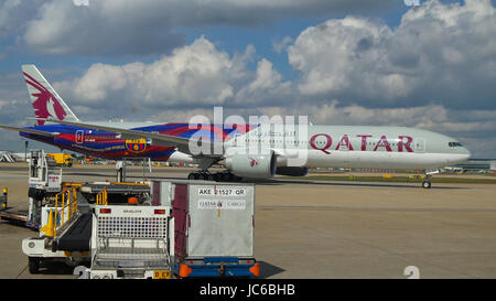 Qatar Airways Boeing 777-300flugzeug A7-BAE in FC Barcelona Livree in Heathrow ankommen Stockfoto