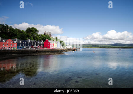 Strandpromenade von Tobermory mit seinen bunten Häusern - Isle of Mull, Schottland Stockfoto