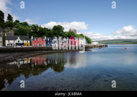 Strandpromenade von Tobermory mit seinen bunten Häusern - Isle of Mull, Schottland Stockfoto