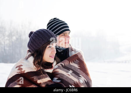 Junges Paar im winter Stockfoto
