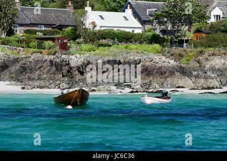 Boote vor der Küste der Insel Iona in der Hebriden, Schottland Stockfoto