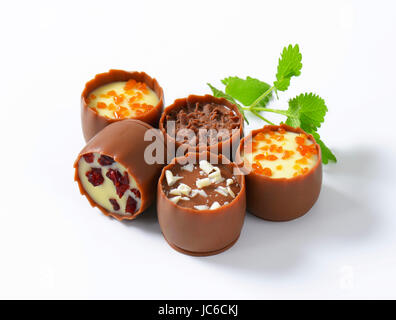 Zarte Milchschokolade Tassen mit Likör und Ganache Zentren Stockfoto