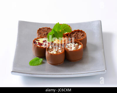 Zarte Milchschokolade Tassen mit Likör und Ganache Zentren Stockfoto