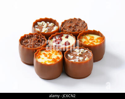 Zarte Milchschokolade Tassen mit Likör und Ganache Zentren Stockfoto