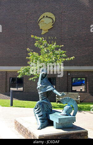 Minerva Skulptur außerhalb der Minerva Theatre, Oaklands Park, Chichester, West Sussex, England, Großbritannien, Vereinigtes Königreich, UK, Europa Stockfoto