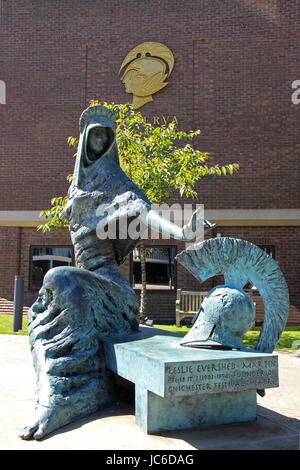 Minerva Skulptur außerhalb der Minerva Theatre, Oaklands Park, Chichester, West Sussex, England, Großbritannien, Vereinigtes Königreich, UK, Europa Stockfoto