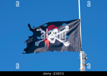 Piratenflagge vor blauem Himmel Stockfoto